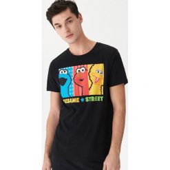 Piżamowa koszulka Ulica Sezamkowa - Czarny. Czarne piżamy męskie House, m, bez wzorów, bez kołnierzyka, bez ramiączek. W wyprzedaży za 19.99 zł.