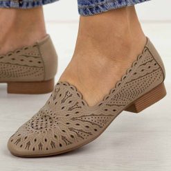 Beżowe skórzane półbuty damskie Jezzi Ol50-3. Brązowe półbuty damskie Jezzi, na lato, w ażurowe wzory, ze skóry, casualowe, z okrągłym noskiem, bez obcasa, na płaskiej podeszwie, bez zapięcia. Za 229.00 zł.