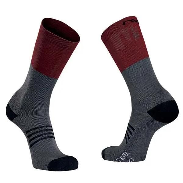 Skarpety rowerowe NORTHWAVE EXTREME PRO HIGH SOCK. Szare skarpetki damskie Northwave, bez wzorów, z wełny. Za 144.00 zł.