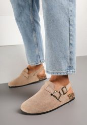 Ciemnobeżowe Klapki Chodaki z Imitacji Zamszu z Paskiem z Klamerką Gonidra. Brązowe klapki damskie Born2be, bez wzorów, z jeansu, eleganckie, bez obcasa, na obcasie, bez zapięcia. W wyprzedaży za 67.49 zł.