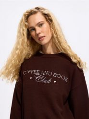 Sweter z haftowanym napisem - brązowy. Brązowe swetry nierozpinane damskie Reserved, l, bez wzorów, z dzianiny, bez kołnierzyka, bez ramiączek. Za 129.99 zł.