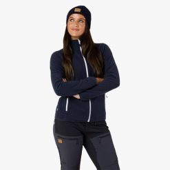 Bluza polarowa turystyka damska Swedemount Stryn Fleece szybkoschnąca. Białe bluzy damskie SWEDEMOUNT, na zimę, bez wzorów, z polaru, sportowe, bez ramiączek, bez kaptura. W wyprzedaży za 152.99 zł.
