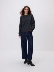 Sweter z wełną i dodatkiem kaszmiru - ciemnoszary. Szare swetry nierozpinane damskie Reserved, l, bez wzorów, z kaszmiru, bez kołnierzyka, bez ramiączek. Za 299.99 zł.