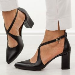 Czarne lico skórzane czółenka damskie na słupku Prestige 2045/obl. Czarne czółenka damskie Prestige, na jesień, bez wzorów, ze skóry, biznesowe, bez obcasa, na obcasie, bez zapięcia. Za 419.00 zł.