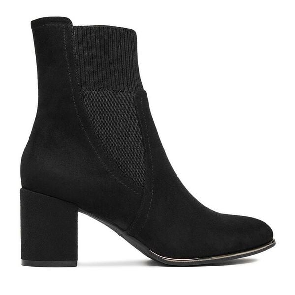 Botki JENNY. Czarne botki damskie Jenny, bez wzorów, bez obcasa, na słupku, bez zapięcia. Za 139.99 zł.