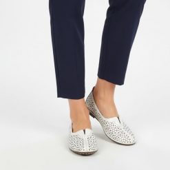 Półbuty damskie Artiker cholewka skóra naturalna perforowana wsuwany fason elastyczne wstawki po bokach zaokrąglony nosek niski krój dopasowana linia. Białe półbuty damskie Artiker, na lato, w ażurowe wzory, z jeansu, eleganckie, bez obcasa, na płaskiej podeszwie, bez zapięcia. Za 209.00 zł.