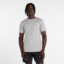 Koszulka męska New Balance MT61O0U4AG – szara. Szare koszulki sportowe męskie New Balance, l, bez wzorów, z materiału, bez ramiączek, do biegania. Za 129.99 zł.