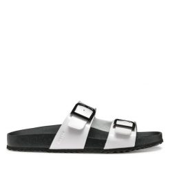 Klapki Geox. Białe klapki damskie Geox, bez wzorów, bez obcasa, bez zapięcia. Za 329.99 zł.