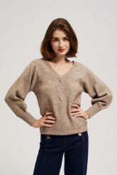 Sweter z dekoltem w serek ciemnobeżowy. Brązowe swetry nierozpinane damskie MOODO, l, bez wzorów, z elastanu, bez kołnierzyka, bez ramiączek. W wyprzedaży za 55.99 zł.