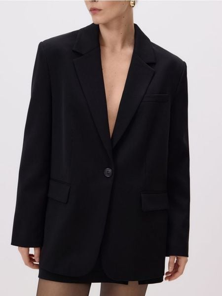 Jednorzędowa marynarka - czarny. Czarne marynarki i żakiety damskie Reserved, bez wzorów, z tkaniny, bez kołnierzyka, bez ramiączek. W wyprzedaży za 129.99 zł.