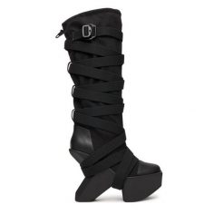 Kozaki United Nude. Czarne kozaki damskie United Nude, bez wzorów, bez obcasa, na koturnie, bez zapięcia. Za 2,039.00 zł.
