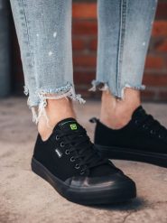 Krótkie trampki męskie monokolor - czarne V1. Czarne trampki męskie Ombre Clothing, bez wzorów, z gumy, klasyczne, bez zapięcia. W wyprzedaży za 49.99 zł.