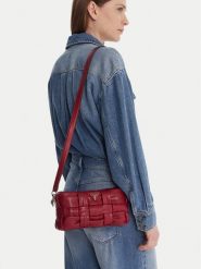 Guess Torebka Marion Mini HWWG80 72720 Czerwony. Czerwone listonoszki damskie Guess, z aplikacjami, ze skóry, bez dodatków. Za 329.99 zł.