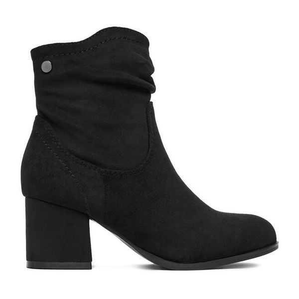Botki JENNY. Czarne botki damskie Jenny, bez wzorów, bez obcasa, na słupku, bez zapięcia. Za 159.99 zł.