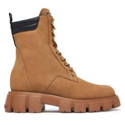 Trzewiki LOVE MOSCHINO. Brązowe botki damskie Love Moschino, bez wzorów, bez obcasa, na płaskiej podeszwie, bez zapięcia. Za 1,299.00 zł.