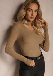 Jasnobeżowy Sweter Golf z Ozdobnym Wycięciem Przy Dekolcie Erticia. Brązowe swetry nierozpinane damskie Renee, na zimę, bez wzorów, bez kołnierzyka, bez ramiączek. Za 39.99 zł.