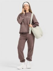 4F Spodnie dresowe joggery damskie - brązowe L. Brązowe spodnie sportowe damskie 4F, bez wzorów, z dresówki, sportowe, z podwyższonym stanem. Za 149.99 zł.