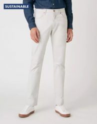WRANGLER SPODNIE MĘSKIE GREENSBORO VAPOUR GREY W15QWAB26 112127118. Szare spodnie materiałowe męskie Wrangler, bez wzorów, z materiału. Za 239.99 zł.