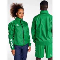 Kurtka ortalionowa piłkarska dla dorosłych Hummel Core XK Spray Jacket. Zielone kurtki męskie Hummel, xl, bez wzorów, sportowe, bez kaptura. Za 212.50 zł.