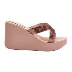 Klapki Damskie Na Koturnie 83520 Ipanema High Fashion Slide Fem Beżowe beżowy. Brązowe klapki damskie bez wzorów, casualowe, bez obcasa, na koturnie, bez zapięcia. Za 308.70 zł.
