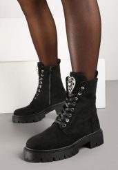 Czarne Botki Workery na Płaskiej Podeszwie ze Sznurowaniem i Ozdobą z Cyrkoniami Savilora. Czarne botki damskie Renee, z aplikacjami, z jeansu, eleganckie, bez obcasa, na płaskiej podeszwie, bez zapięcia. Za 99.99 zł.