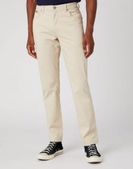 WRANGLER TEXAS SLIM MĘSKIE SPODNIE MATERIAŁOWE PUMICE STONE W12SEAC13 112145791. Brązowe spodnie materiałowe męskie Wrangler, bez wzorów, z materiału. Za 219.99 zł.