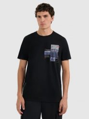 4F T-shirt regular z nadrukiem męski - czarny XL. Czarne t-shirty męskie 4F, m, bez wzorów, bez kołnierzyka, bez ramiączek. Za 69.99 zł.