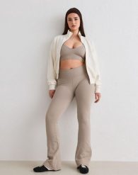 Damskie legginsy bezszwowe, prążkowane, squat proof, dzwony, skrócone ciemny beż. Brązowe legginsy damskie Aim'n, bez wzorów, z dzianiny. Za 297.00 zł.