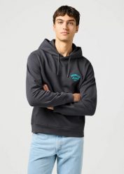 MĘSKA BLUZA WRANGLER SMALL LOGO HOODIE FADED BLACK 112364094. Czarne bluzy męskie Wrangler, m, bez wzorów, bez ramiączek, bez kaptura. Za 179.99 zł.