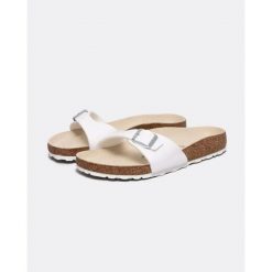Klapki damskie Birkenstock Madrid. Białe klapki damskie Birkenstock, bez wzorów, z materiału, klasyczne, bez obcasa, bez zapięcia. Za 279.00 zł.