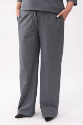 Eleganckie grafitowe spodnie Soft Comfort z kieszeniami PLUS SIZE XXL. Szare spodnie materiałowe damskie Moda Size Plus Iwanek, bez wzorów, z nylonu, biznesowe, plus size, krótkie. W wyprzedaży za 159.90 zł.