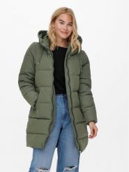 ONLY Płaszcz zimowy 15205369 Zielony Regular Fit. Zielone płaszcze damskie ONLY, na zimę, m, bez wzorów, z syntetyku, bez kołnierzyka, bez kaptura. Za 399.99 zł.