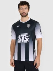 4F Koszulka klubowa domowa z sezonu 2025/26 z możliwością personalizacji męska 4F x Mazur Radzymin - czarna S. Czarne t-shirty męskie 4F, l, bez wzorów, z dzianiny, bez kołnierzyka, bez ramiączek. Za 269.99 zł.