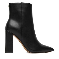 Botki Nine West. Czarne botki damskie Nine West, bez wzorów, bez obcasa, na słupku, bez zapięcia. Za 279.99 zł.