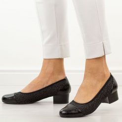 Czarne półbuty damskie na obcasie M.Daszyński Sa200-16. Czarne półbuty damskie M.Daszyński, na jesień, w ażurowe wzory, z materiału, biznesowe, bez obcasa, na obcasie, bez zapięcia. Za 189.00 zł.