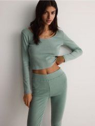 Góra od piżamy - oliwkowy. Zielone piżamy damskie Reserved, bez wzorów, z bawełny, bez ramiączek. W wyprzedaży za 29.99 zł.