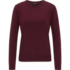 Sweter "Soliesse" w kolorze czerwonym. Czerwone swetry nierozpinane damskie Broadway NYC, xs, bez wzorów, bez kołnierzyka, bez ramiączek. W wyprzedaży za 59.95 zł.
