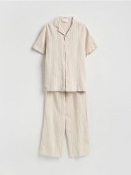 Dwuczęściowa piżama z lnem - beżowy. Brązowe piżamy męskie Reserved, l, bez wzorów, z wiskozy, bez kołnierzyka, bez ramiączek. Za 249.99 zł.