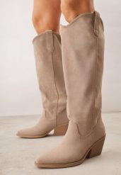 Ciemnobeżowe Gładkie Kozaki Kowbojki z Imitacji Zamszu na Stożkowym Obcasie Karelia. Brązowe kozaki damskie Born2be, bez wzorów, z jeansu, bez obcasa, na obcasie, bez zapięcia. Za 199.99 zł.