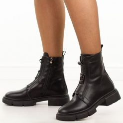 Czarne skórzane botki damskie na traperze Filippo Dbt6524/25. Czarne botki damskie Filippo, na jesień, bez wzorów, z dzianiny, klasyczne, z okrągłym noskiem, bez obcasa, bez zapięcia. W wyprzedaży za 255.20 zł.