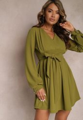 Zielona Rozkloszowana Sukienka Mini z Wiązanym Paskiem Lavendra. Zielone sukienki damskie Renee, l, bez wzorów, z materiału, bez kołnierzyka, bez ramiączek, mini, kopertowe. Za 139.99 zł.