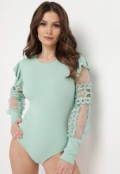 Miętowe Body z Wiskozy z Długim Rękawem Ozdobionym Ażurową Koronką i Falbanką Sumveni. Zielone body Born2be, w ażurowe wzory, z koronki. Za 69.99 zł.
