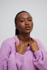 Sweter oversize z bufiastymi rękawami LILA DREAM - RIVERO-UNI. Fioletowe swetry nierozpinane damskie Marsala, na lato, bez wzorów, z wełny, bez kołnierzyka, bez ramiączek. Za 249.90 zł.