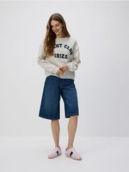 Bluza z haftowanym napisem - jasnoszary. Szare bluzy damskie Reserved, l, bez wzorów, z bawełny, bez ramiączek, bez kaptura. W wyprzedaży za 49.99 zł.