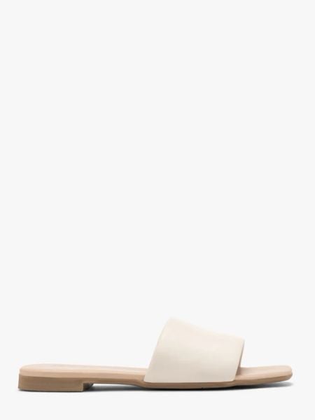 Kremowe płaskie klapki. Brązowe klapki damskie Ryłko, na lato, bez wzorów, ze skóry, bez obcasa, na płaskiej podeszwie, bez zapięcia. Za 279.99 zł.