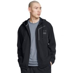 Under Armour SPORTSWEAR WVN JACKET Kurtka męska. Czarne kurtki sportowe męskie Under Armour, l, bez wzorów, z materiału, bez kaptura. Za 289.99 zł.