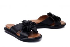 ARTIKER RELAKS 54C0499 czarny, klapki damskie. Czarne klapki damskie Artiker Relaks, na lato, bez wzorów, ze skóry, bez obcasa, na koturnie, bez zapięcia. Za 249.90 zł.