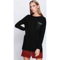 Czarny Sweter Does It Feel. Czarne swetry nierozpinane damskie Born2be, l, bez wzorów, bez kołnierzyka, bez ramiączek. Za 49.99 zł.