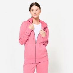 Bluza na zamek z kapturem damska Domyos Gym & Pilates. Czerwone bluzy damskie DOMYOS, m, bez wzorów, sportowe, bez ramiączek, z kapturem. Za 109.99 zł.
