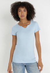 Jasnoniebieski T-shirt Thonilacia. Niebieskie t-shirty damskie Born2be, l, z aplikacjami, z bawełny, bez kołnierzyka, bez ramiączek. Za 29.99 zł.